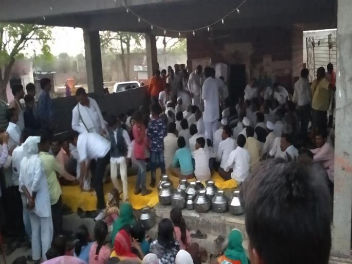 lok sabha election 2019 women stopped Shivsena MLAs speech | गावातील पाणी टंचाईमुळे महिलांनी शिवसेना आमदारच भाषण थांबवल
