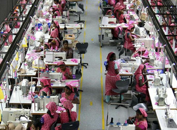 Invite women to work in the night! Shops, new rules for establishment, mandatory to have at least three female colleagues | महिलांच्या संमतीनेच रात्रपाळीत कामावर बोलवा ! दुकाने, आस्थापनेसाठी नवीन नियम, किमान तीन महिला सहकारी असणे बंधनकारक Invite women to work in the night! Shops, new rules for establishment, mandatory to have at least three female colleagues | महिलांच्या संमतीनेच रात्रपाळीत कामावर बोलवा ! दुकाने, आस्थापनेसाठी नवीन नियम, किमान तीन महिला सहकारी असणे बंधनकारक