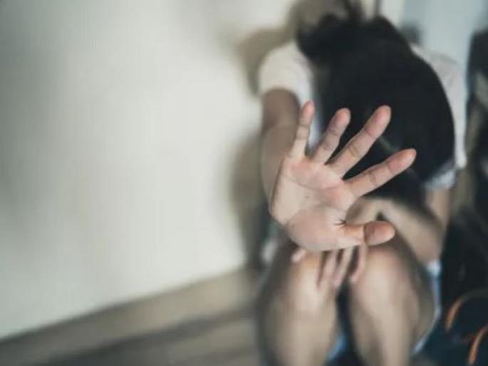 Outrageous incident in Pimpri Chilli water poured on the body of the girl | पिंपरीतील संतापजनक घटना! तरुणीच्या अंगावर ओतले मिरचीचे पाणी Outrageous incident in Pimpri Chilli water poured on the body of the girl | पिंपरीतील संतापजनक घटना! तरुणीच्या अंगावर ओतले मिरचीचे पाणी