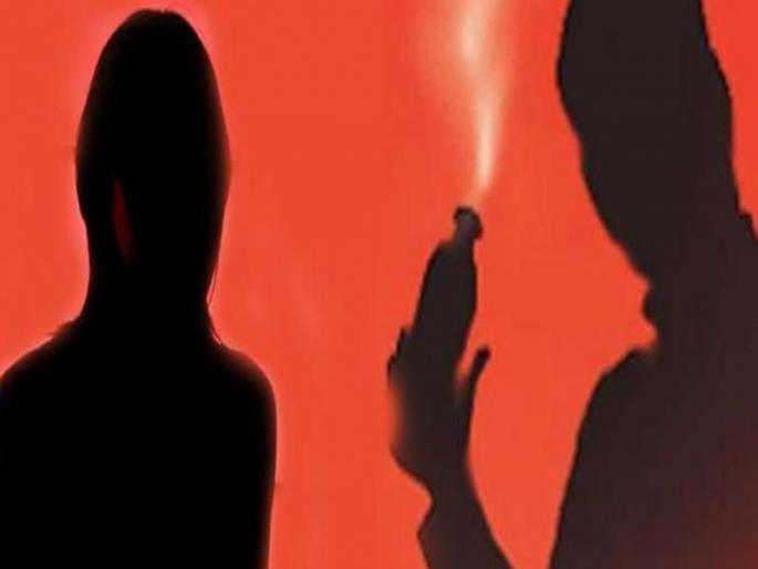 Shocking! Threatening to youth girl put acid and break the vehicles | धक्कादायक! वाहनांची तोडफोड करून तरुणीवर अॅसिड टाकण्याची धमकी Shocking! Threatening to youth girl put acid and break the vehicles | धक्कादायक! वाहनांची तोडफोड करून तरुणीवर अॅसिड टाकण्याची धमकी