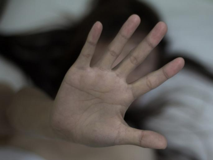 Abuse of young woman by making friends through social media | सोशल मीडियाद्वारे मैत्री करुन तरुणीवर अत्याचार Abuse of young woman by making friends through social media | सोशल मीडियाद्वारे मैत्री करुन तरुणीवर अत्याचार