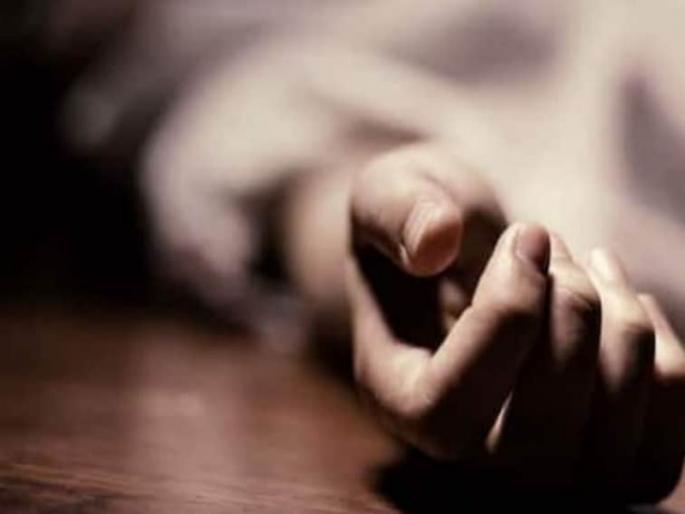 Murder of a woman who refuses to have an affair the accused fled after throwing the body in the bathroom in yerwada | अनैतिक संबंधास नकार देणाऱ्या महिलेचा गळा आवळून खून; मृतदेह बाथरूम मध्ये टाकून आरोपी फरार Murder of a woman who refuses to have an affair the accused fled after throwing the body in the bathroom in yerwada | अनैतिक संबंधास नकार देणाऱ्या महिलेचा गळा आवळून खून; मृतदेह बाथरूम मध्ये टाकून आरोपी फरार