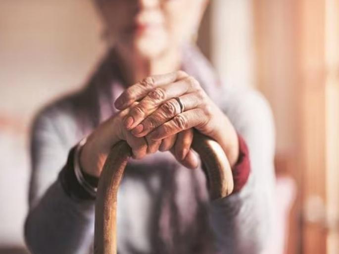 Drugs in your parcel 2 crores to the old woman | तुमच्या पार्सलमध्ये ड्रग्ज! वृद्धेला २ कोटींचा गंडा Drugs in your parcel 2 crores to the old woman | तुमच्या पार्सलमध्ये ड्रग्ज! वृद्धेला २ कोटींचा गंडा