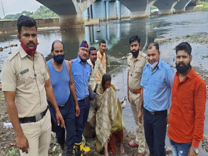 A woman trapped in a river in Pune was rescued safely | पुण्यात नदीपात्रातील पाण्यात अडकलेल्या महिलेची सुखरूप सुटका A woman trapped in a river in Pune was rescued safely | पुण्यात नदीपात्रातील पाण्यात अडकलेल्या महिलेची सुखरूप सुटका