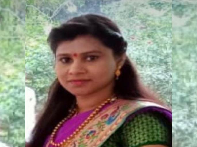 Woman killed in an accident on Shivaji University Road in Kolhapur | भरधाव ट्रकची दुचाकीला धडक, देवदर्शन घेऊन परतणारी महिला ठार; सुदैवाने बालिकेसह मागे बसलेली महिला बचावली Woman killed in an accident on Shivaji University Road in Kolhapur | भरधाव ट्रकची दुचाकीला धडक, देवदर्शन घेऊन परतणारी महिला ठार; सुदैवाने बालिकेसह मागे बसलेली महिला बचावली