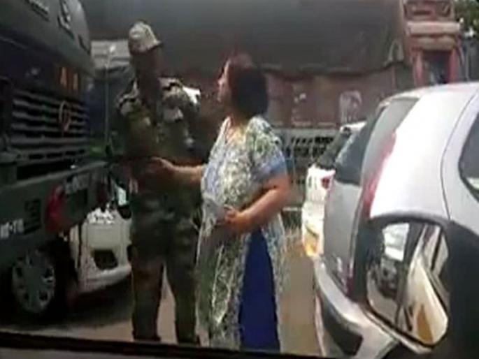 VIDEO: A woman's hand to the woman who carried her hand in the street! | VIDEO : भर रस्त्यात जवानावर हात उगारणा-या 'त्या' महिलेला पोलिसांचा दणका ! VIDEO: A woman's hand to the woman who carried her hand in the street! | VIDEO : भर रस्त्यात जवानावर हात उगारणा-या 'त्या' महिलेला पोलिसांचा दणका !