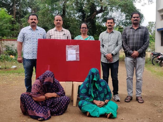 Two women arrested for stealing in crowd at bus stations | बस स्थानकांवरील गर्दीत चोरी करणाऱ्या दोन महिलांना अटक Two women arrested for stealing in crowd at bus stations | बस स्थानकांवरील गर्दीत चोरी करणाऱ्या दोन महिलांना अटक