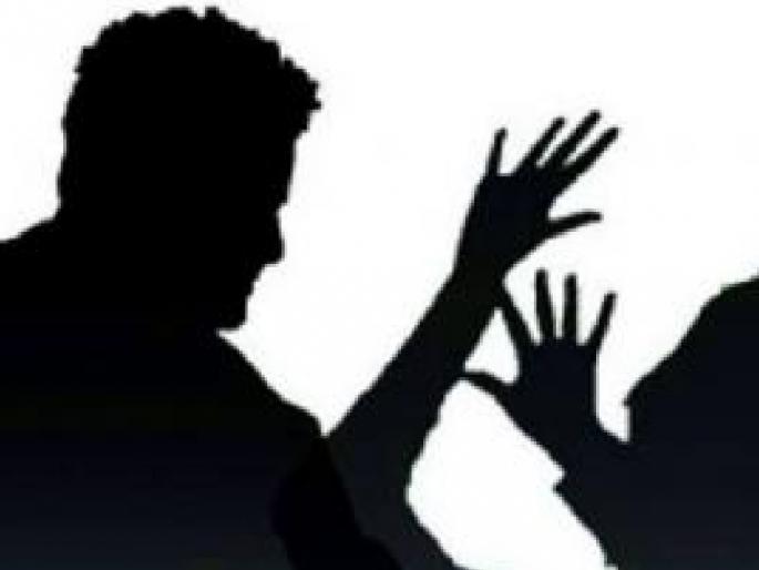 Woman stabbed with a scythe over a love affair in Malkapur Satara district | Satara Crime: प्रेम प्रकरणातून महिलेवर कोयत्याने वार, हल्लेखोर पसार Woman stabbed with a scythe over a love affair in Malkapur Satara district | Satara Crime: प्रेम प्रकरणातून महिलेवर कोयत्याने वार, हल्लेखोर पसार