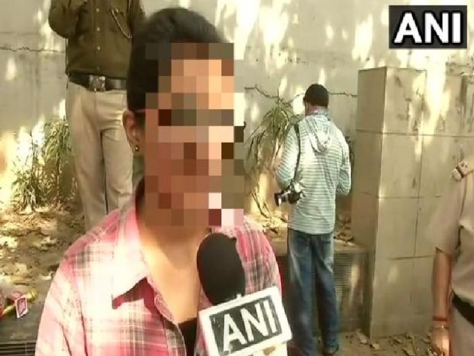 students, teachers protest over women being attacked with semen filled balloons | वीर्याने भरलेला फुगा फेकून मारला, तरुणींची जोरदार निदर्शने students, teachers protest over women being attacked with semen filled balloons | वीर्याने भरलेला फुगा फेकून मारला, तरुणींची जोरदार निदर्शने