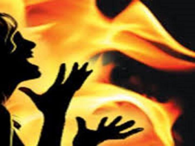 Beed resigns for women's sub-pancha chaad | बीडमध्ये राजीनाम्यासाठी महिला उपसरपंचाची छेड Beed resigns for women's sub-pancha chaad | बीडमध्ये राजीनाम्यासाठी महिला उपसरपंचाची छेड