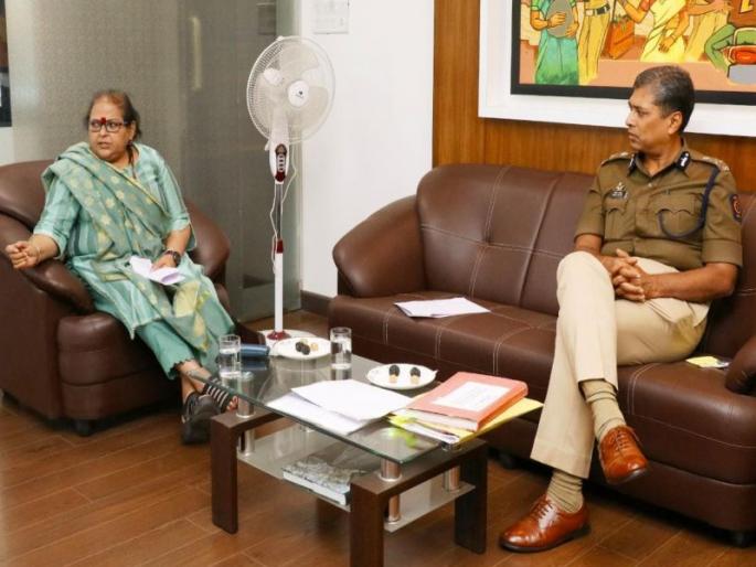 Don’t be pessimistic about women’s complaints; Discussion of Chandramukhi Devi with Deepak Pandey | महिलांच्या तक्रारींबाबत उदासिनता नको; चंद्रमुखी देवींची दीपक पाण्डेय यांच्यासोबत चर्चा Don’t be pessimistic about women’s complaints; Discussion of Chandramukhi Devi with Deepak Pandey | महिलांच्या तक्रारींबाबत उदासिनता नको; चंद्रमुखी देवींची दीपक पाण्डेय यांच्यासोबत चर्चा