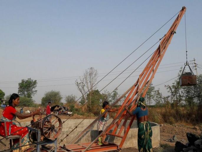 Crane that carries female diggers in the potholes to fill the stomach | पोटाची खळगी भरण्यासाठी खान्देशातील महिला विहीर खोदून चालवितात क्रेन Crane that carries female diggers in the potholes to fill the stomach | पोटाची खळगी भरण्यासाठी खान्देशातील महिला विहीर खोदून चालवितात क्रेन