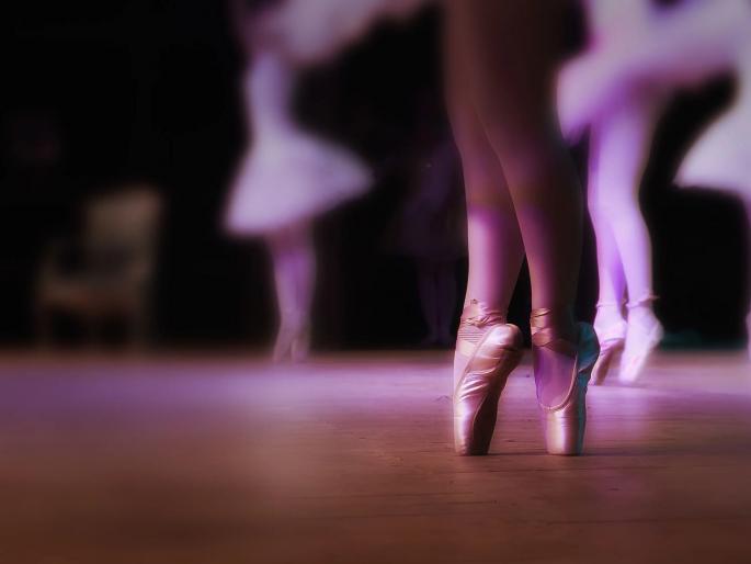 They would pour beer, make them dance naked..., businessmen played perverted games with three young women | बियर पाजायचे, विवस्त्र डान्स करायला लावायचे..., तीन तरुणींसोबत व्यावसायिकांनी केला विकृत खेळ   