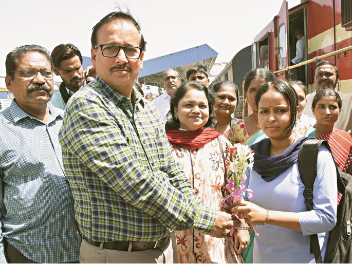 Women's Day: woman is train driver; Ticket Investigator, Security Officer als women at Aurangabad Railway Station | महिला दिन : महिलेने केले रेल्वेचे सारथ्य; तिकीट तपासनीस, सुरक्षा अधिकारीही महिलाच Women's Day: woman is train driver; Ticket Investigator, Security Officer als women at Aurangabad Railway Station | महिला दिन : महिलेने केले रेल्वेचे सारथ्य; तिकीट तपासनीस, सुरक्षा अधिकारीही महिलाच