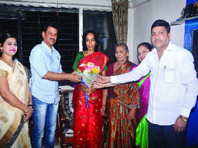 For the sake of the sisters 'she' remained unmarried, 37 years for women's sacrifice | बहिणींना सांभाळण्यासाठी ‘ती’ राहिली अविवाहित, महिला पोलिसाच्या त्यागाची ३७ वर्षे For the sake of the sisters 'she' remained unmarried, 37 years for women's sacrifice | बहिणींना सांभाळण्यासाठी ‘ती’ राहिली अविवाहित, महिला पोलिसाच्या त्यागाची ३७ वर्षे