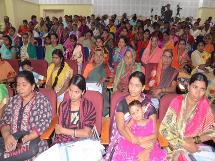 Government Officials makes jokes against women Farmer's | महिला शेतकर्यांची शासकीय अधिकार्यांकडून घोर थट्टा Government Officials makes jokes against women Farmer's | महिला शेतकर्यांची शासकीय अधिकार्यांकडून घोर थट्टा