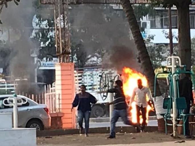 Death of woman who burnt petrol in front of Panchavati police station | पंचवटी पोलीस ठाण्यासमोर पेट्रोल ओतून पेटवून घेतलेल्या महिलेचा मृत्यू Death of woman who burnt petrol in front of Panchavati police station | पंचवटी पोलीस ठाण्यासमोर पेट्रोल ओतून पेटवून घेतलेल्या महिलेचा मृत्यू