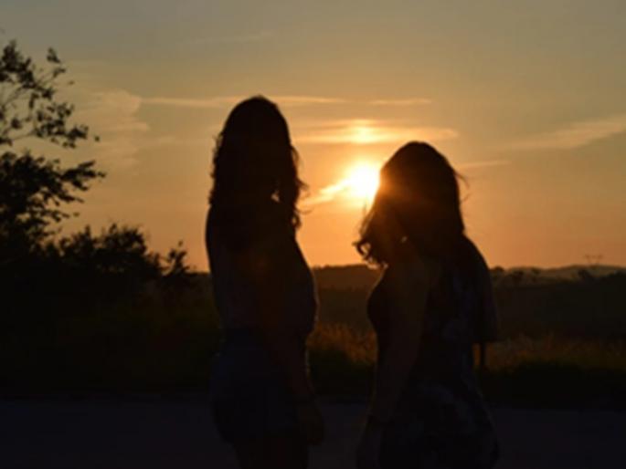 A woman staying at her friends house stole cash and jewelry | मैत्रिणीच्या घरी थांबलेल्या महिलेने रोकडसह दागिने पळवले; घटनेनं परिसरात उडाली खळबळ A woman staying at her friends house stole cash and jewelry | मैत्रिणीच्या घरी थांबलेल्या महिलेने रोकडसह दागिने पळवले; घटनेनं परिसरात उडाली खळबळ