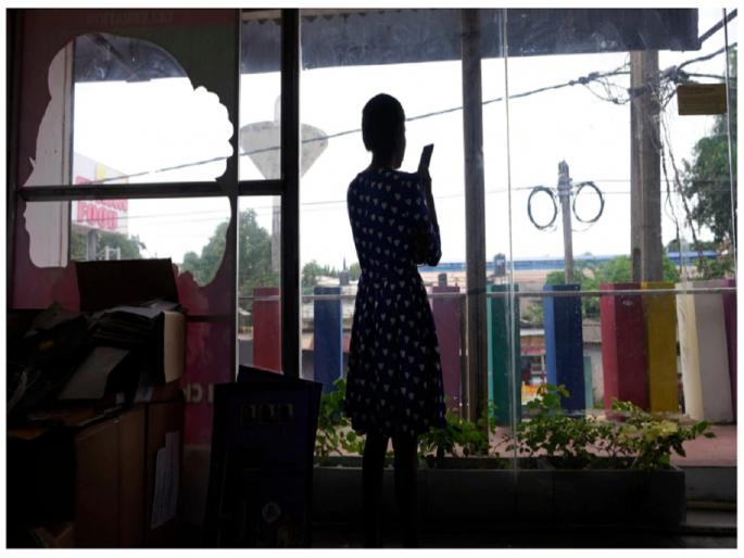 Women in Sri Lanka have to resort to prostitution for medicines and essential goods | Sri Lanka Crisis:औषधे आणि जीवनावश्यक वस्तूंसाठी श्रीलंकेतील महिलांना करावा लागतोय वेश्याव्यवसाय Women in Sri Lanka have to resort to prostitution for medicines and essential goods | Sri Lanka Crisis:औषधे आणि जीवनावश्यक वस्तूंसाठी श्रीलंकेतील महिलांना करावा लागतोय वेश्याव्यवसाय