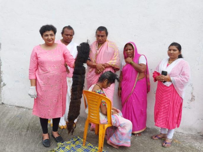 52-year-old woman released from jATA in Baramati; Jata was kept from superstition for 20 years | बारामतीत ५२ वर्षीय महिलेची जटेतून मुक्तता; २० वर्षांपासून अंधश्रद्धेतून राखली होती जटा 52-year-old woman released from jATA in Baramati; Jata was kept from superstition for 20 years | बारामतीत ५२ वर्षीय महिलेची जटेतून मुक्तता; २० वर्षांपासून अंधश्रद्धेतून राखली होती जटा