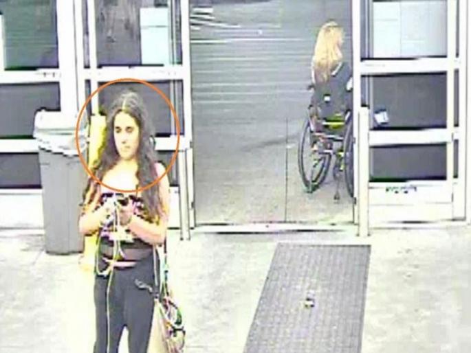 Woman urinating on potatoes in a supermarket caught on cctv camera | Video : तरूणीने सुपरमार्केटमध्ये केली 'गंदी बात', सीसीटीव्हीमध्ये कैद झाला कारनामा Woman urinating on potatoes in a supermarket caught on cctv camera | Video : तरूणीने सुपरमार्केटमध्ये केली 'गंदी बात', सीसीटीव्हीमध्ये कैद झाला कारनामा