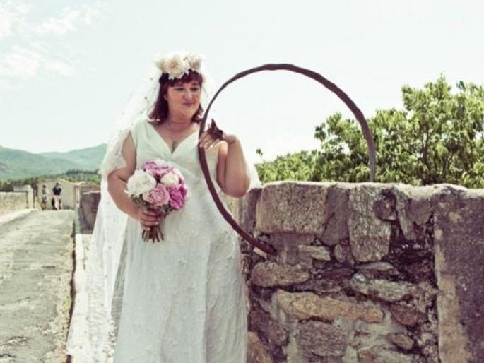 Australian woman finds ideal husband in a bridge in France and married him | बोंबला! लग्नासाठी हवा होता शक्तिशाली आणि गप्प राहणारा पुरूष, ६०० वर्ष जुन्या दगडी पुलासोबत केलं 'तिने' लग्न! Australian woman finds ideal husband in a bridge in France and married him | बोंबला! लग्नासाठी हवा होता शक्तिशाली आणि गप्प राहणारा पुरूष, ६०० वर्ष जुन्या दगडी पुलासोबत केलं 'तिने' लग्न!
