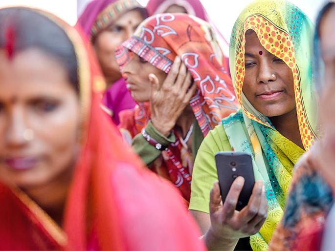 Women's crowd gathered for the benefit of non-existent scheme | अस्तित्वात नसलेल्या योजनेच्या लाभासाठी महिलांनी केली गर्दी Women's crowd gathered for the benefit of non-existent scheme | अस्तित्वात नसलेल्या योजनेच्या लाभासाठी महिलांनी केली गर्दी