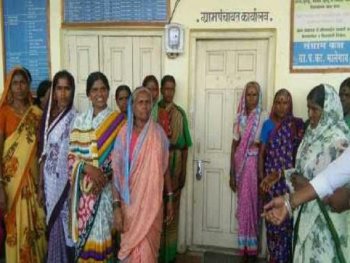 Women drown in Sarpanchas Gram Panchayat office for water in Malegaon | मालेगाव येथे पाण्यासाठी महिलांनी सरपंचास ग्रामपंचायत कार्यालयात कोंडले Women drown in Sarpanchas Gram Panchayat office for water in Malegaon | मालेगाव येथे पाण्यासाठी महिलांनी सरपंचास ग्रामपंचायत कार्यालयात कोंडले