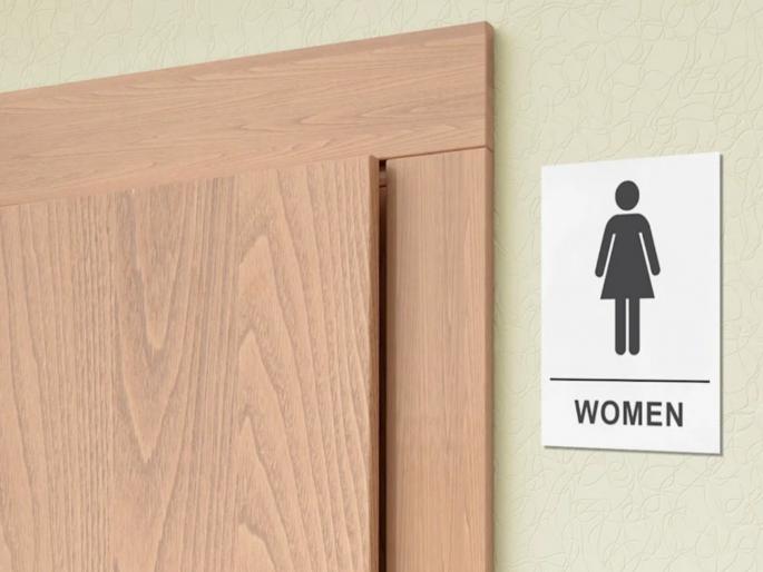 He hid in the women toilet the young woman screamed as soon as the lights were turned on the cleaning staff was amazed | महिलांच्या प्रसाधनगृहात लपून बसला; दिवे लावताच तरूणीचा आरडाओरडा, सफाई कर्मचाऱ्याचा प्रताप He hid in the women toilet the young woman screamed as soon as the lights were turned on the cleaning staff was amazed | महिलांच्या प्रसाधनगृहात लपून बसला; दिवे लावताच तरूणीचा आरडाओरडा, सफाई कर्मचाऱ्याचा प्रताप
