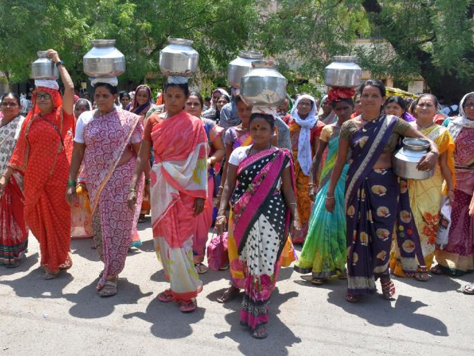 women of the saline area protested for the demand of giving water to the horses | गाेडे पाणी द्या, खारपाणपट्यातील महिलांचा घागर माेर्चा women of the saline area protested for the demand of giving water to the horses | गाेडे पाणी द्या, खारपाणपट्यातील महिलांचा घागर माेर्चा