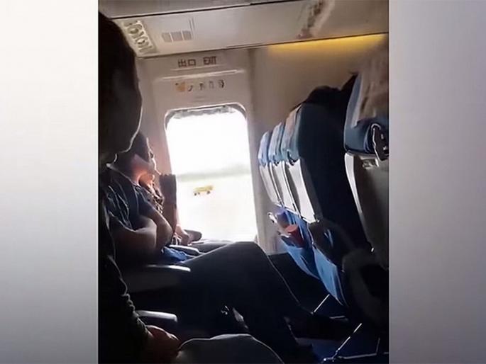 Women passenger opens plan emergency exit for fresh air video viral | Video : गुदमरल्यासारखं वाटलं म्हणून महिलेने उघडला विमानाचा आपातकालीन दरवाजा आणि.... Women passenger opens plan emergency exit for fresh air video viral | Video : गुदमरल्यासारखं वाटलं म्हणून महिलेने उघडला विमानाचा आपातकालीन दरवाजा आणि....