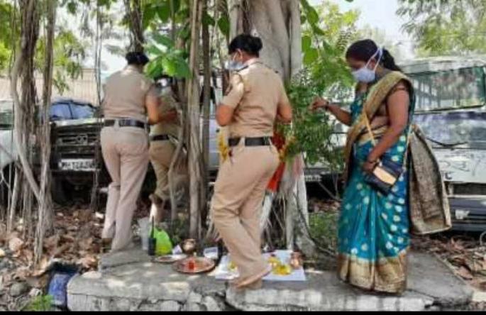 He wore a khaki uniform on a tree | खाकी वर्दीवरच वडाच्या झाडाला घातले फेरे He wore a khaki uniform on a tree | खाकी वर्दीवरच वडाच्या झाडाला घातले फेरे