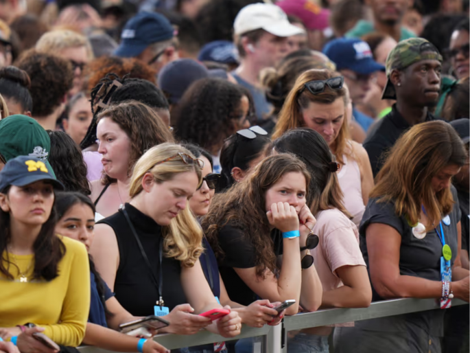 After Donald Trump came to power in America, women are buying birth control pills in large numbers. | जगभर: अमेरिकेत गर्भनिरोधक गोळ्या खरेदीचा सपाटा! विक्री पाहून कंपन्यांचेही डोळे पांढरे After Donald Trump came to power in America, women are buying birth control pills in large numbers. | जगभर: अमेरिकेत गर्भनिरोधक गोळ्या खरेदीचा सपाटा! विक्री पाहून कंपन्यांचेही डोळे पांढरे