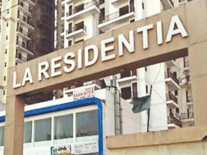 Shocking woman jumped from the 16th floor with A 6 month old girl | धक्कादायक! ६ महिन्यांच्या मुलीला कवेत घेतलं अन् महिलेने थेट १६ व्या मजल्यावरून घेतली उडी Shocking woman jumped from the 16th floor with A 6 month old girl | धक्कादायक! ६ महिन्यांच्या मुलीला कवेत घेतलं अन् महिलेने थेट १६ व्या मजल्यावरून घेतली उडी