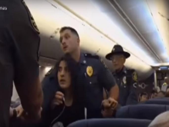 Video: Police requesting that the dog be pulled out of the plane | Video: कुत्र्याला बाहेर काढण्याची विनंती करणा-या 'ति'लाच पोलिसांनी हाकललं विमानाबाहेर Video: Police requesting that the dog be pulled out of the plane | Video: कुत्र्याला बाहेर काढण्याची विनंती करणा-या 'ति'लाच पोलिसांनी हाकललं विमानाबाहेर