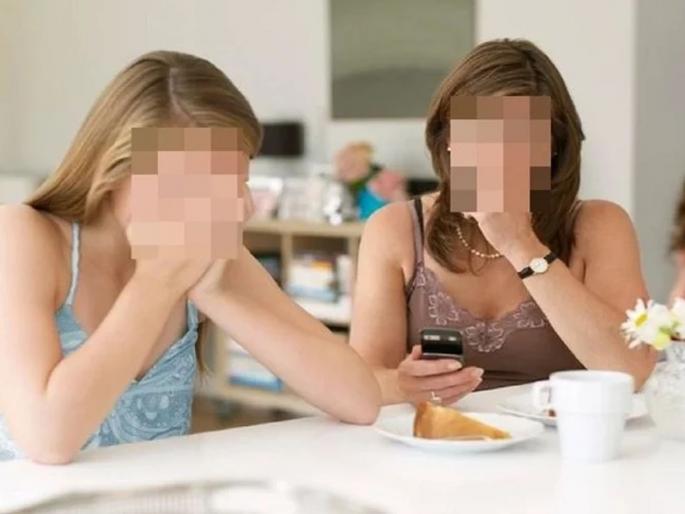 Woman mortified after personal video for husband is shared with live streams 2k facebook friends | महिला पतीला पाठवत होती प्रायव्हेट व्हिडीओ, छोटी चूक पडली महागात! Woman mortified after personal video for husband is shared with live streams 2k facebook friends | महिला पतीला पाठवत होती प्रायव्हेट व्हिडीओ, छोटी चूक पडली महागात!