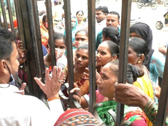 Women protested Bhiwandi Municipal Corporation headquarters due to lack of water supply | पाणी मिळत नसल्याने भिवंडी पालिका मुख्यालयावर धडकल्या महिला Women protested Bhiwandi Municipal Corporation headquarters due to lack of water supply | पाणी मिळत नसल्याने भिवंडी पालिका मुख्यालयावर धडकल्या महिला