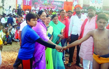 The war of wrestlers is heard by Ranaragini | कुस्त्यांची दंगल रणरागिणींनी गाजवली