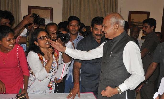 I Washed my face several times after tamil nadu governor pats on cheek says journalist | ‘राज्यपालांचा तो स्पर्श वाईट, अनेकदा धुतला चेहरा’ I Washed my face several times after tamil nadu governor pats on cheek says journalist | ‘राज्यपालांचा तो स्पर्श वाईट, अनेकदा धुतला चेहरा’