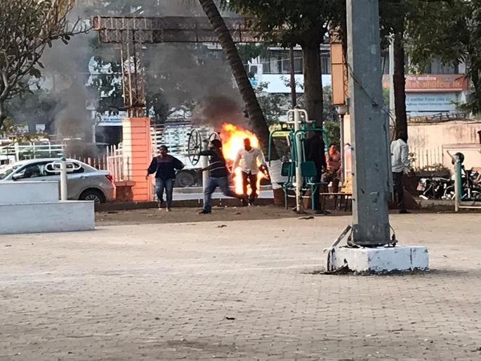 The woman took fire herself in Nashik | कौटुंबिक वादातून महिलेने घेतले स्वत:स पेटवून The woman took fire herself in Nashik | कौटुंबिक वादातून महिलेने घेतले स्वत:स पेटवून