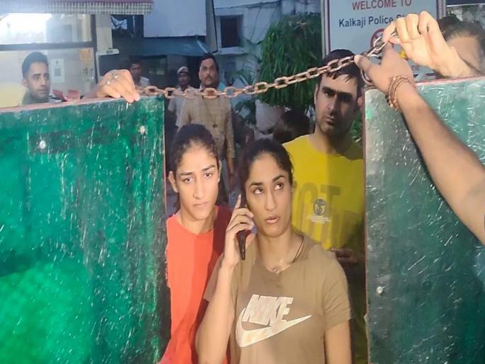 Wrestlers Protest : Protesting women wrestlers released by delhi police | Wrestlers Protest : आंदोलक महिला पैलवानांना पोलिसांनी सोडले, बजरंग पुनियासह इतर काही अद्याप कोठडीत Wrestlers Protest : Protesting women wrestlers released by delhi police | Wrestlers Protest : आंदोलक महिला पैलवानांना पोलिसांनी सोडले, बजरंग पुनियासह इतर काही अद्याप कोठडीत