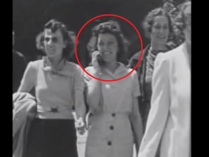 Is time travel possible? A woman was seen talking on a mobile phone in an 85-year-old video | टाईम ट्रॅव्हल शक्य आहे? 85 वर्षे जुन्या व्हिडीओत मोबाईलवर बोलताना दिसली महिला, पाहा... Is time travel possible? A woman was seen talking on a mobile phone in an 85-year-old video | टाईम ट्रॅव्हल शक्य आहे? 85 वर्षे जुन्या व्हिडीओत मोबाईलवर बोलताना दिसली महिला, पाहा...