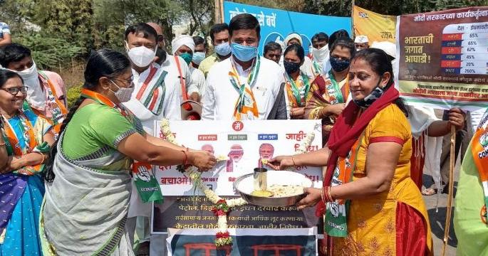 Womens Congress Agitation in Khamgaon | खामगावात महिला काँग्रेसचे अभिनव आंदोलन; पंतप्रधानांच्या प्रतिमेला झुणका-भाकरचा नैवैद्य Womens Congress Agitation in Khamgaon | खामगावात महिला काँग्रेसचे अभिनव आंदोलन; पंतप्रधानांच्या प्रतिमेला झुणका-भाकरचा नैवैद्य