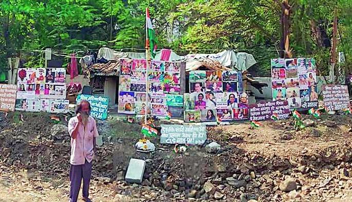 old man organised an exhibition in his hut of mentioning women's activism on womens day | 'त्या' अवलियाने केला महिला कर्तृत्वाचा जागर; भरवले अनोखे प्रदर्शन, पण.. old man organised an exhibition in his hut of mentioning women's activism on womens day | 'त्या' अवलियाने केला महिला कर्तृत्वाचा जागर; भरवले अनोखे प्रदर्शन, पण..