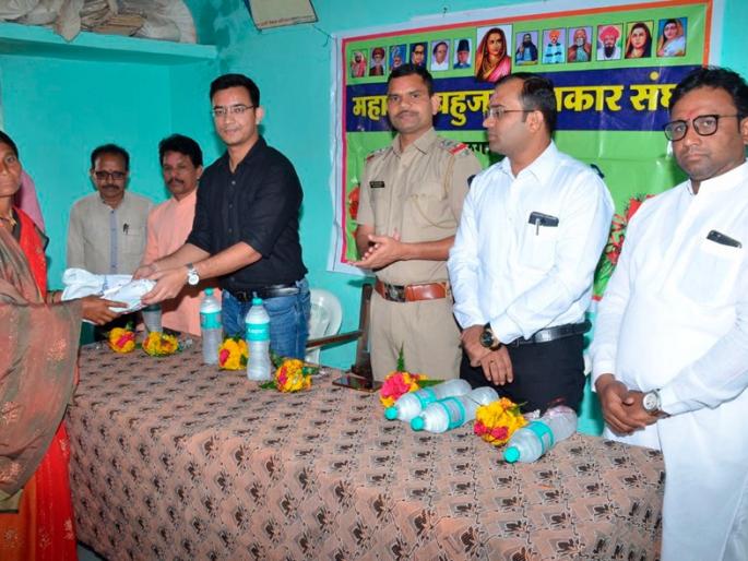 Females of Suicidal Farmers Family | आत्महत्याग्रस्त शेतकरी कुटुंबातील महिलांचा सत्कार