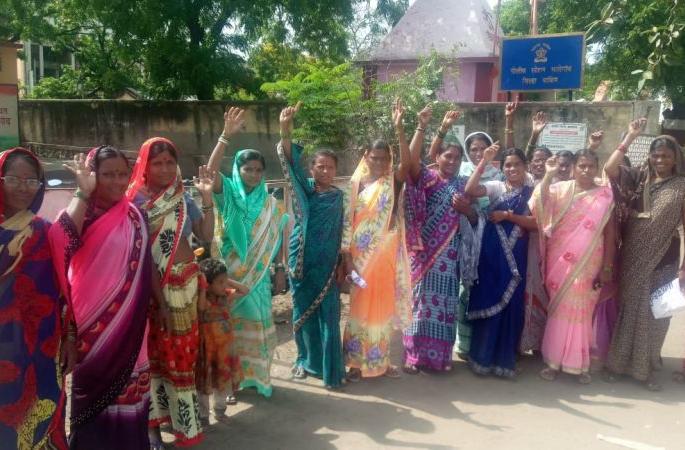 Womens rams into police station demanding liquor ban in village | रेगाव येथील महिलांचा दारूबंदीसाठी ‘एल्गार’ Womens rams into police station demanding liquor ban in village | रेगाव येथील महिलांचा दारूबंदीसाठी ‘एल्गार’