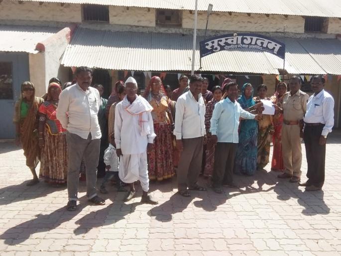 The womens protest against illegal liquor sell | अवैध दारूविक्रीविरोधात शिरपुटीच्या महिलांची पोलिस स्टेशनवर धडक The womens protest against illegal liquor sell | अवैध दारूविक्रीविरोधात शिरपुटीच्या महिलांची पोलिस स्टेशनवर धडक