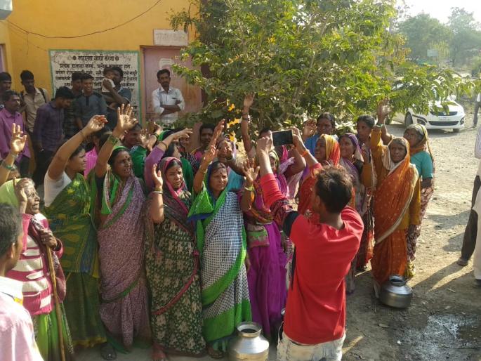 Women attacked on Goregaon Gram Panchayat | महिलांचा ग्राम पंचायतवर हल्लाबोल; कार्यालयातील सामानाची नासधूस Women attacked on Goregaon Gram Panchayat | महिलांचा ग्राम पंचायतवर हल्लाबोल; कार्यालयातील सामानाची नासधूस