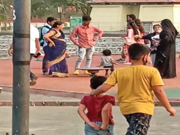 Coronavirus: Citizens in Wonders Park forget masks; Violation of safety rules | Coronavirus: वंडर्स पार्कमध्ये नागरिकांना मास्कचा विसर; सुरक्षा नियमांचे उल्लंघन