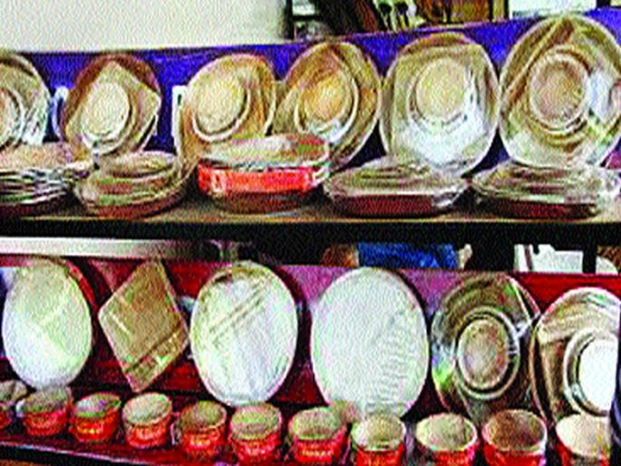 Plastics now instead of plastic! South Indian entities enter into Mumbai, traders question the public's preferences | प्लॅस्टिकऐवजी आता लाकडी ताट! दक्षिण भारतातील वस्तू मुंबईत दाखल, लोकांच्या पसंतीबाबत व्यापाऱ्यांना शंका Plastics now instead of plastic! South Indian entities enter into Mumbai, traders question the public's preferences | प्लॅस्टिकऐवजी आता लाकडी ताट! दक्षिण भारतातील वस्तू मुंबईत दाखल, लोकांच्या पसंतीबाबत व्यापाऱ्यांना शंका